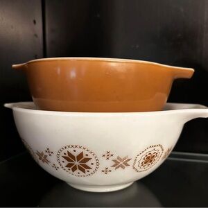 Vintage pyrex bowls